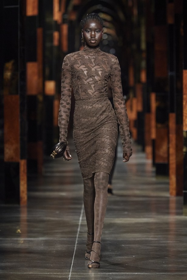 عرض أزياء Fendi لربيع وصيف 2022 من أسبوع الموضة في ميلانو