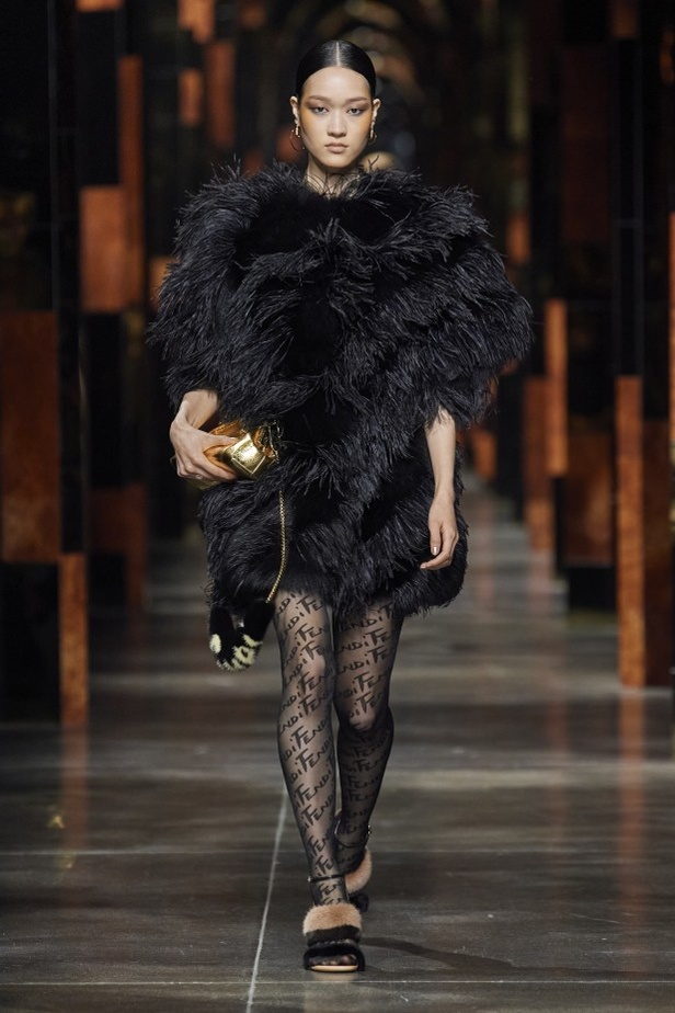 عرض أزياء Fendi لربيع وصيف 2022 من أسبوع الموضة في ميلانو
