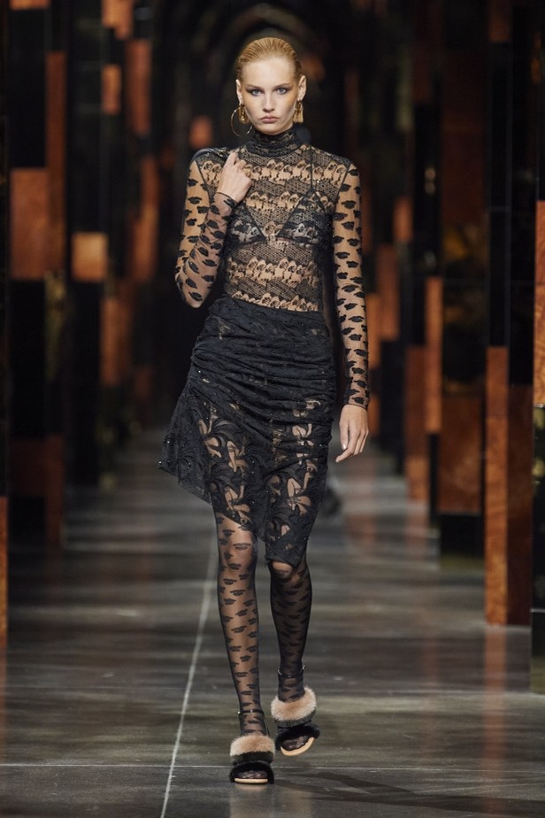 عرض أزياء Fendi لربيع وصيف 2022 من أسبوع الموضة في ميلانو