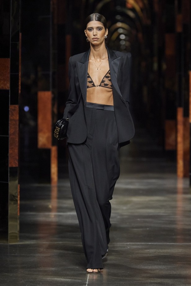 عرض أزياء Fendi لربيع وصيف 2022 من أسبوع الموضة في ميلانو