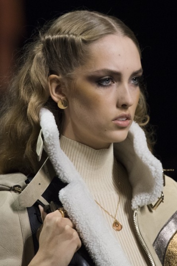 عرض أزياء Fendi لربيع وصيف 2022 من أسبوع الموضة في ميلانو