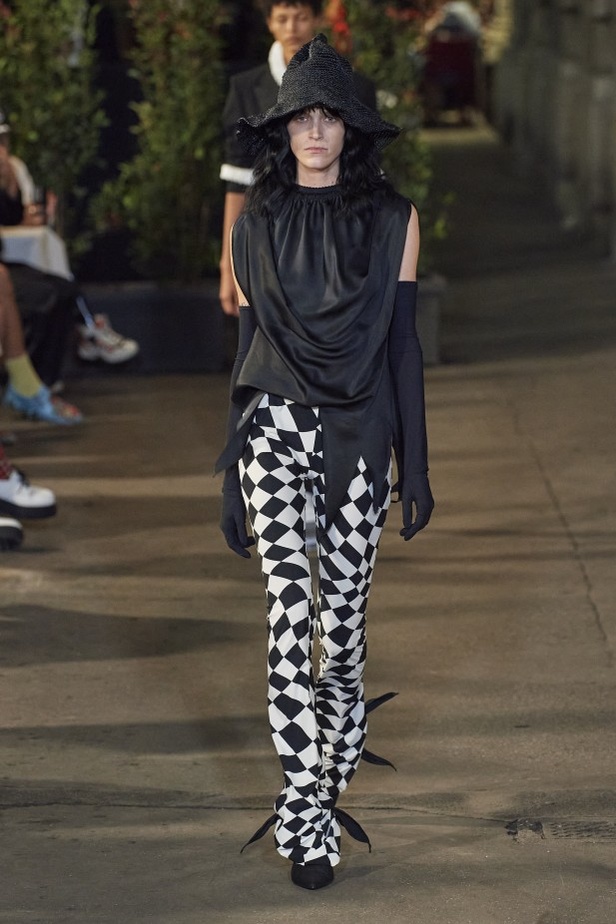مجموعة  MM6 Maison Margielaلربيع وصيف 2022 من أسبوع الموضة في ميلانو