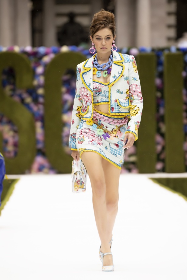 عرض أزياء موسكينو Moschino لربيع وصيف 2022 من أسبوع الموضة في نيويورك