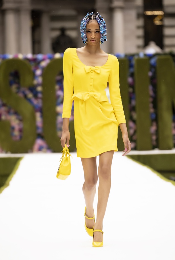 عرض أزياء موسكينو Moschino لربيع وصيف 2022 من أسبوع الموضة في نيويورك