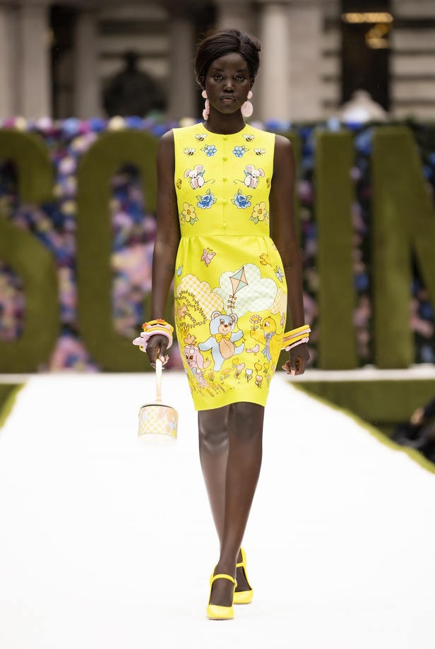 عرض أزياء موسكينو Moschino لربيع وصيف 2022 من أسبوع الموضة في نيويورك