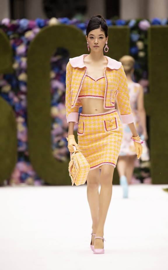 عرض أزياء موسكينو Moschino لربيع وصيف 2022 من أسبوع الموضة في نيويورك