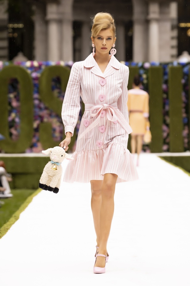 عرض أزياء موسكينو Moschino لربيع وصيف 2022 من أسبوع الموضة في نيويورك