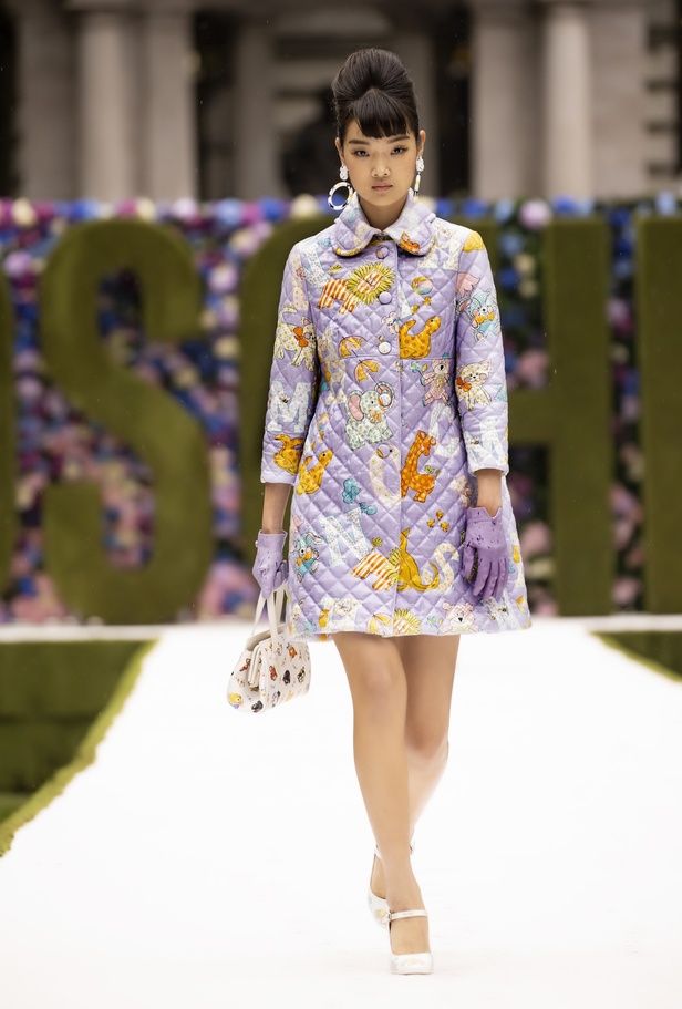 عرض أزياء موسكينو Moschino لربيع وصيف 2022 من أسبوع الموضة في نيويورك