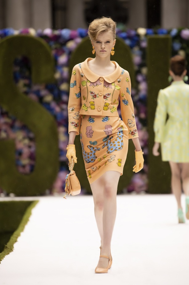 عرض أزياء موسكينو Moschino لربيع وصيف 2022 من أسبوع الموضة في نيويورك