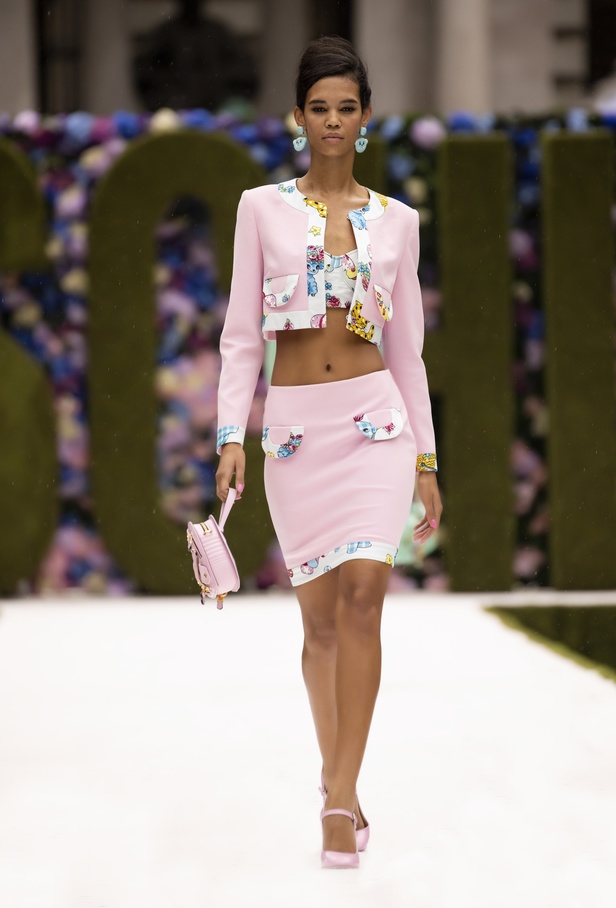 عرض أزياء موسكينو Moschino لربيع وصيف 2022 من أسبوع الموضة في نيويورك