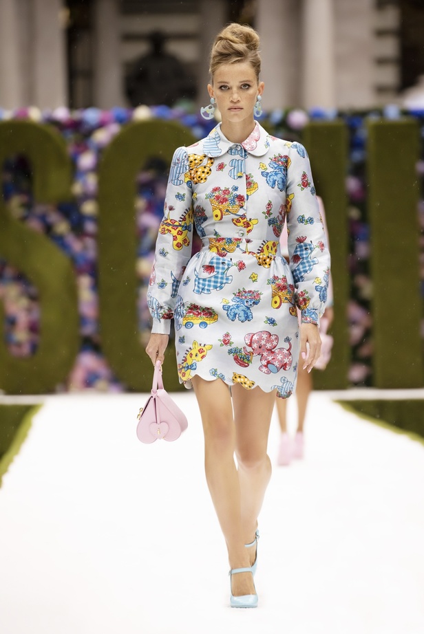 عرض أزياء موسكينو Moschino لربيع وصيف 2022 من أسبوع الموضة في نيويورك
