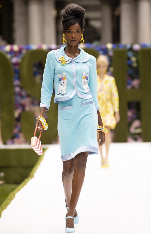 عرض أزياء موسكينو Moschino لربيع وصيف 2022 من أسبوع الموضة في نيويورك
