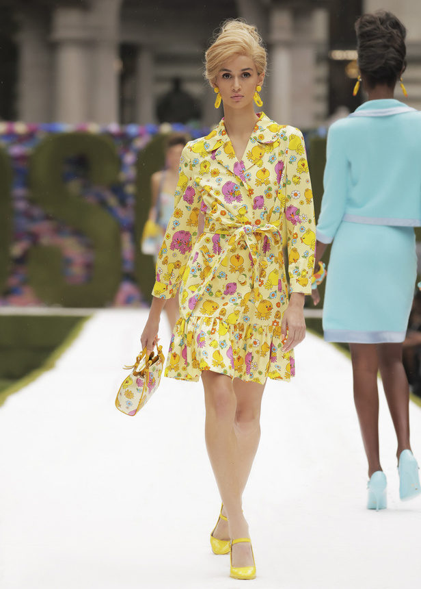 عرض أزياء موسكينو Moschino لربيع وصيف 2022 من أسبوع الموضة في نيويورك