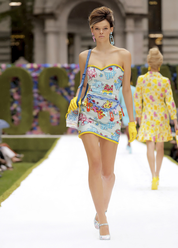 عرض أزياء موسكينو Moschino لربيع وصيف 2022 من أسبوع الموضة في نيويورك