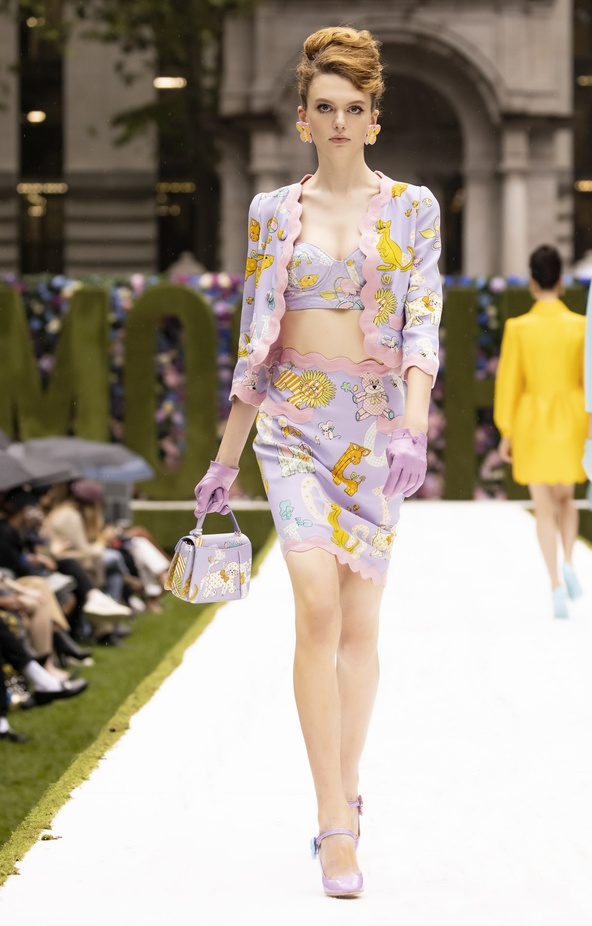 عرض أزياء موسكينو Moschino لربيع وصيف 2022 من أسبوع الموضة في نيويورك