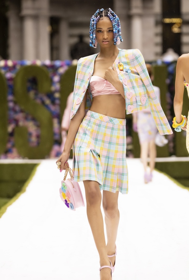 عرض أزياء موسكينو Moschino لربيع وصيف 2022 من أسبوع الموضة في نيويورك
