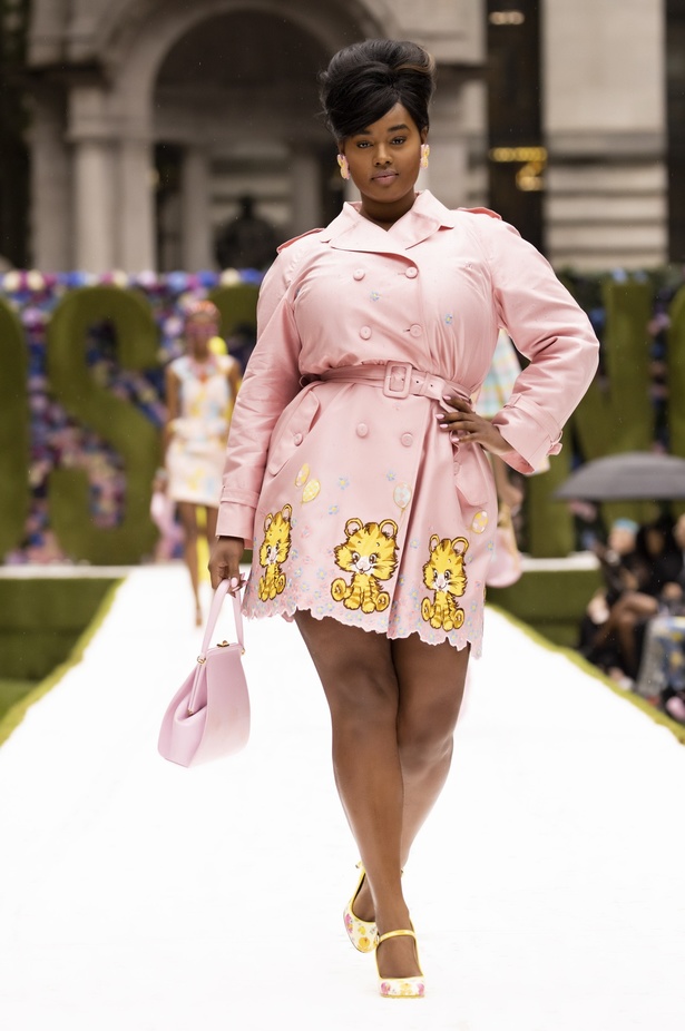 عرض أزياء موسكينو Moschino لربيع وصيف 2022 من أسبوع الموضة في نيويورك