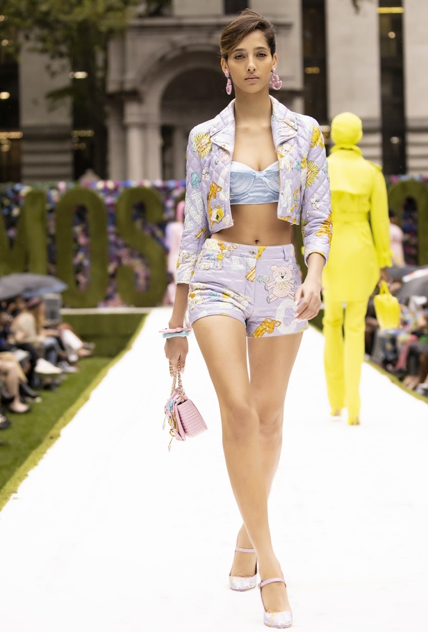 عرض أزياء موسكينو Moschino لربيع وصيف 2022 من أسبوع الموضة في نيويورك