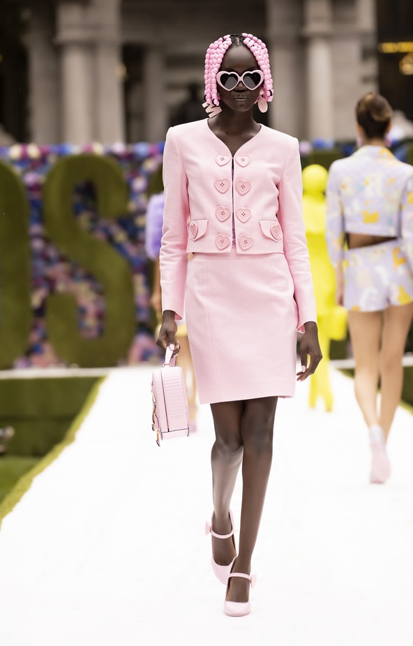 عرض أزياء موسكينو Moschino لربيع وصيف 2022 من أسبوع الموضة في نيويورك