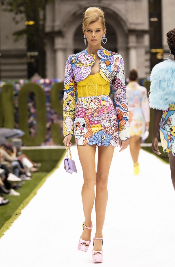 عرض أزياء موسكينو Moschino لربيع وصيف 2022 من أسبوع الموضة في نيويورك
