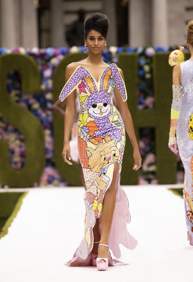 عرض أزياء موسكينو Moschino لربيع وصيف 2022 من أسبوع الموضة في نيويورك