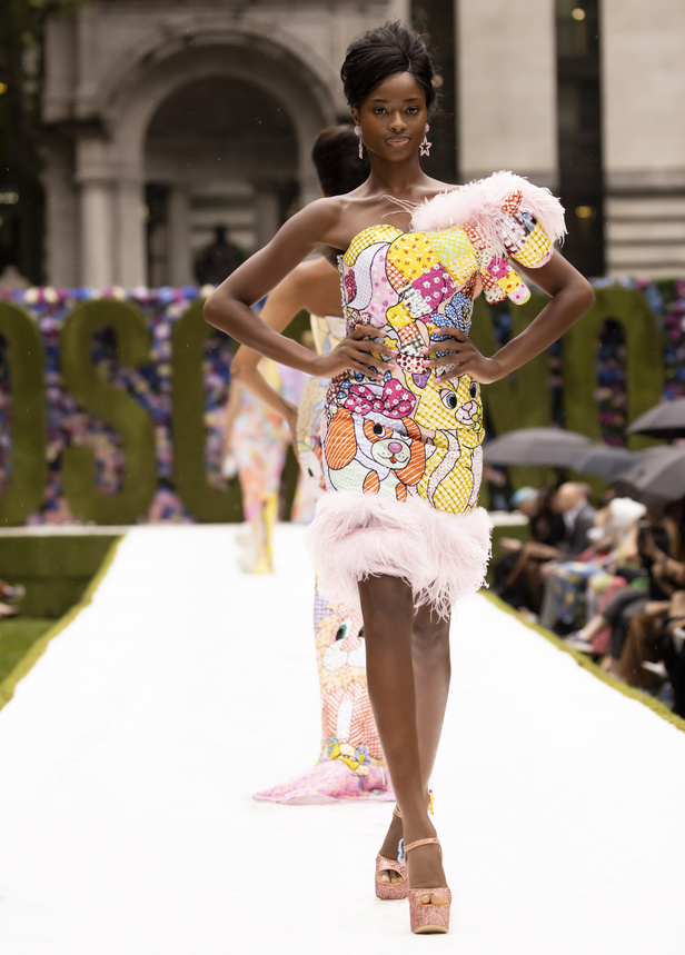 عرض أزياء موسكينو Moschino لربيع وصيف 2022 من أسبوع الموضة في نيويورك