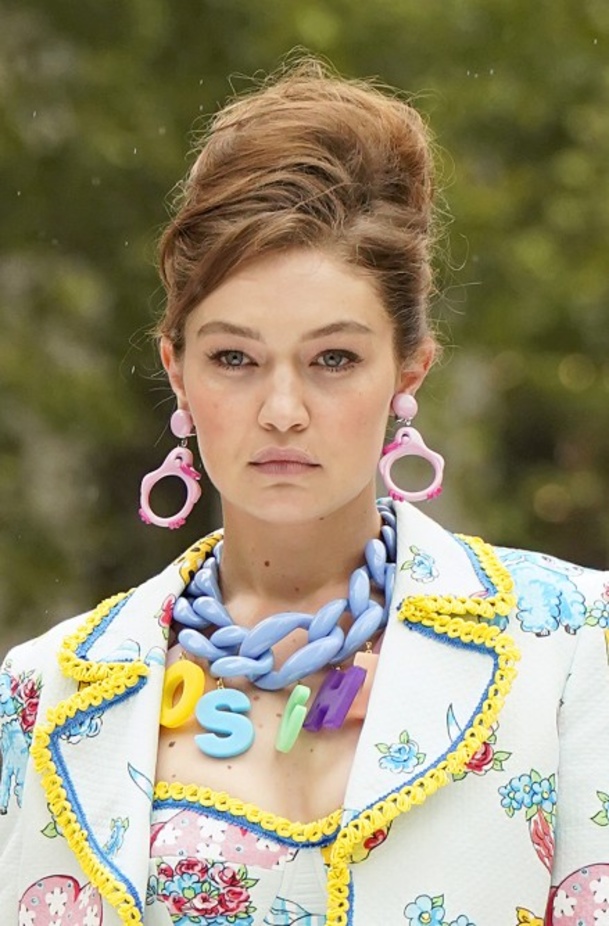 عرض أزياء موسكينو Moschino لربيع وصيف 2022 من أسبوع الموضة في نيويورك