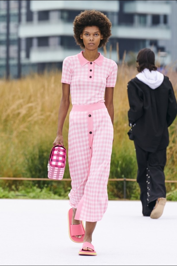 مجموعة MSGM لربيع وصيف 2022 من أسبوع الموضة في ميلانو