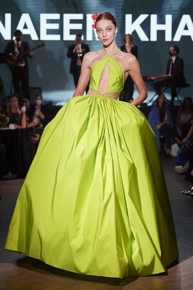 مجموعة Naeem Khan لربيع وصيف 2022 ضمن أسبوع الموضة في نيويورك