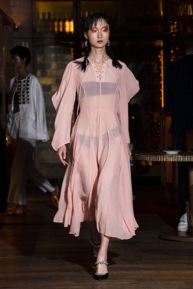 عرض أزياء Osman  لربيع وصيف 2022 من أسبوع الموضة في لندن