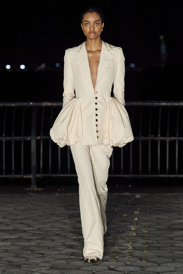 عرض أزياء PRABAL GURUNG لربيع وصيف 2022 من أسبوع الموضة في نيويورك