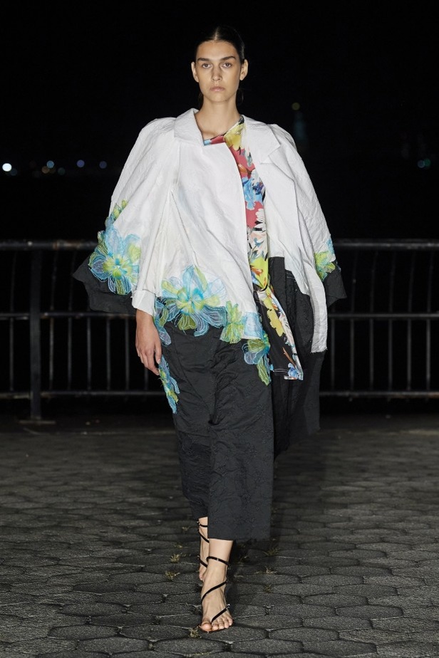 عرض أزياء PRABAL GURUNG لربيع وصيف 2022 من أسبوع الموضة في نيويورك