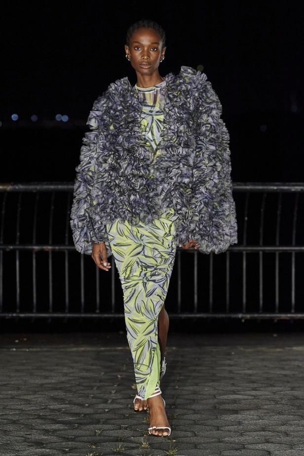 عرض أزياء PRABAL GURUNG لربيع وصيف 2022 من أسبوع الموضة في نيويورك