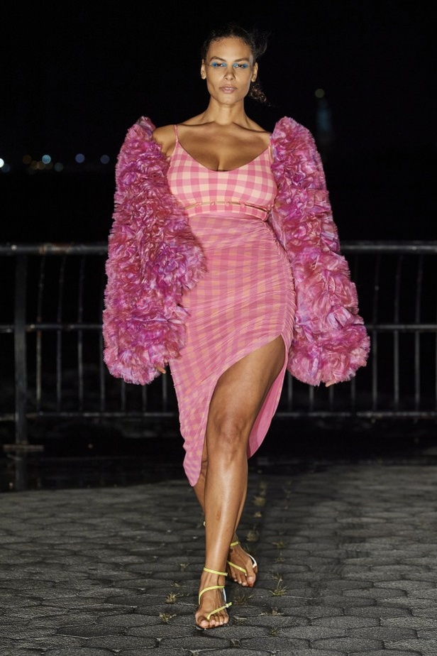 عرض أزياء PRABAL GURUNG لربيع وصيف 2022 من أسبوع الموضة في نيويورك