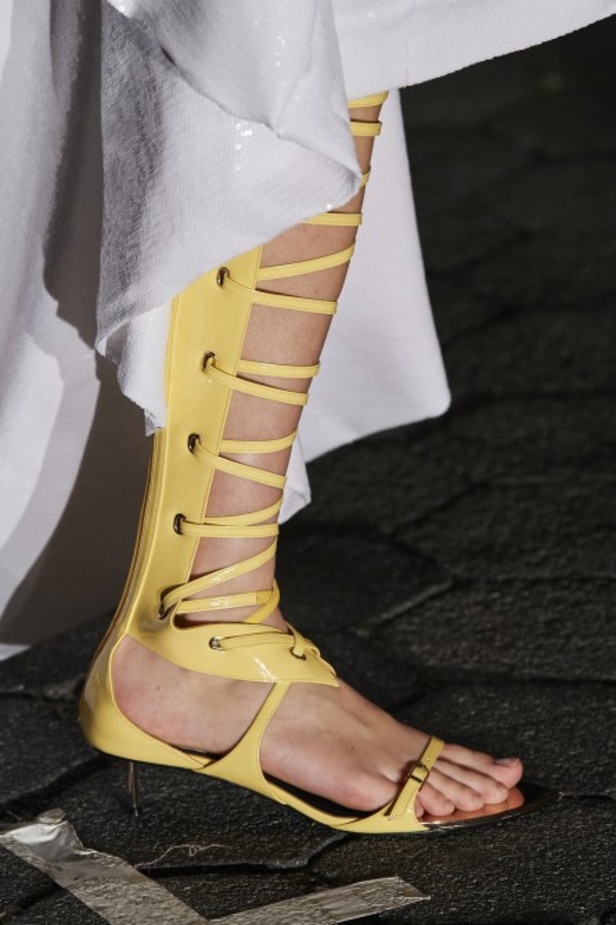 عرض أزياء PRABAL GURUNG لربيع وصيف 2022 من أسبوع الموضة في نيويورك