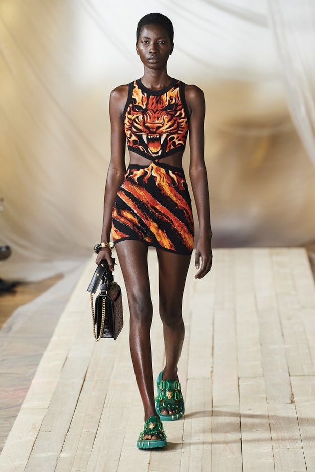 مجموعة ROBERTO CAVALLI لربيع وصيف 2022 من أسبوع الموضة في ميلانو