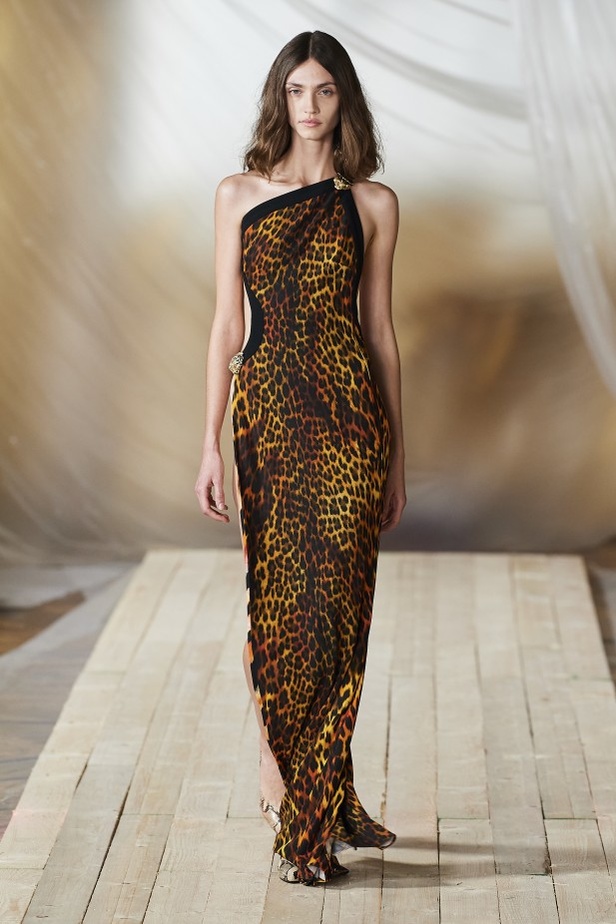 مجموعة ROBERTO CAVALLI لربيع وصيف 2022 من أسبوع الموضة في ميلانو