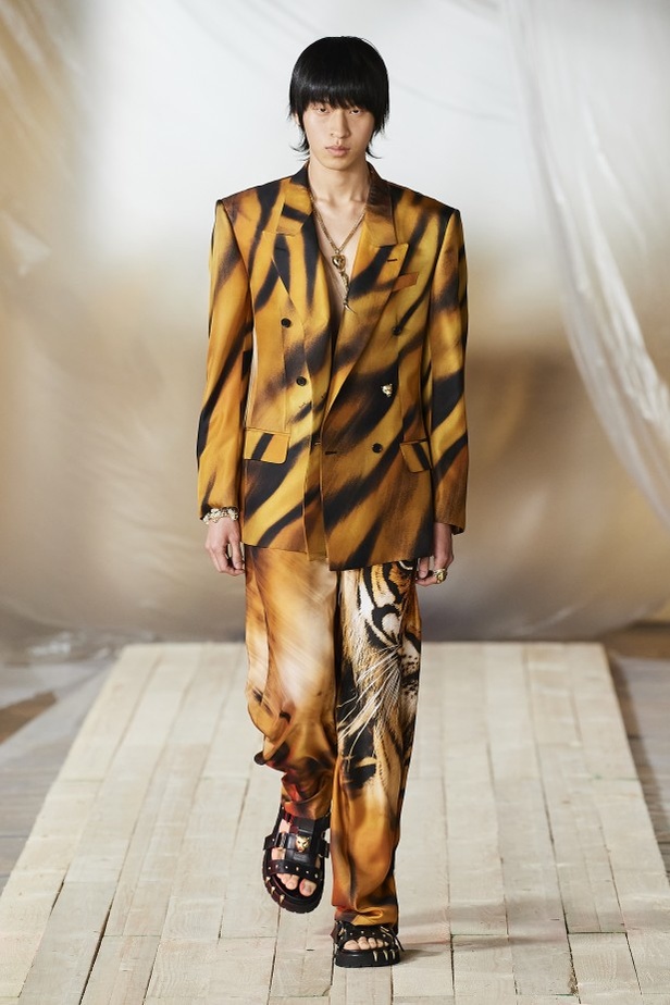 مجموعة ROBERTO CAVALLI لربيع وصيف 2022 من أسبوع الموضة في ميلانو