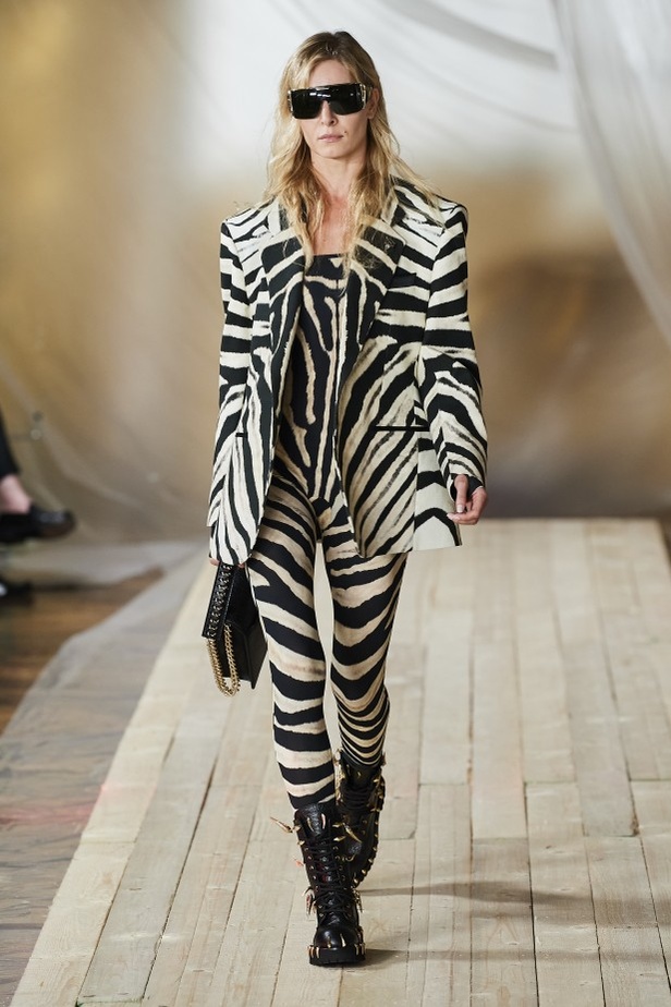 مجموعة ROBERTO CAVALLI لربيع وصيف 2022 من أسبوع الموضة في ميلانو