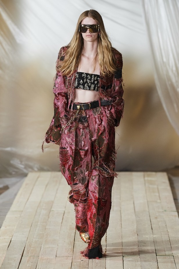 مجموعة ROBERTO CAVALLI لربيع وصيف 2022 من أسبوع الموضة في ميلانو