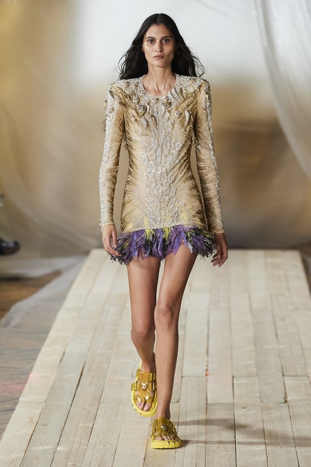 مجموعة ROBERTO CAVALLI لربيع وصيف 2022 من أسبوع الموضة في ميلانو