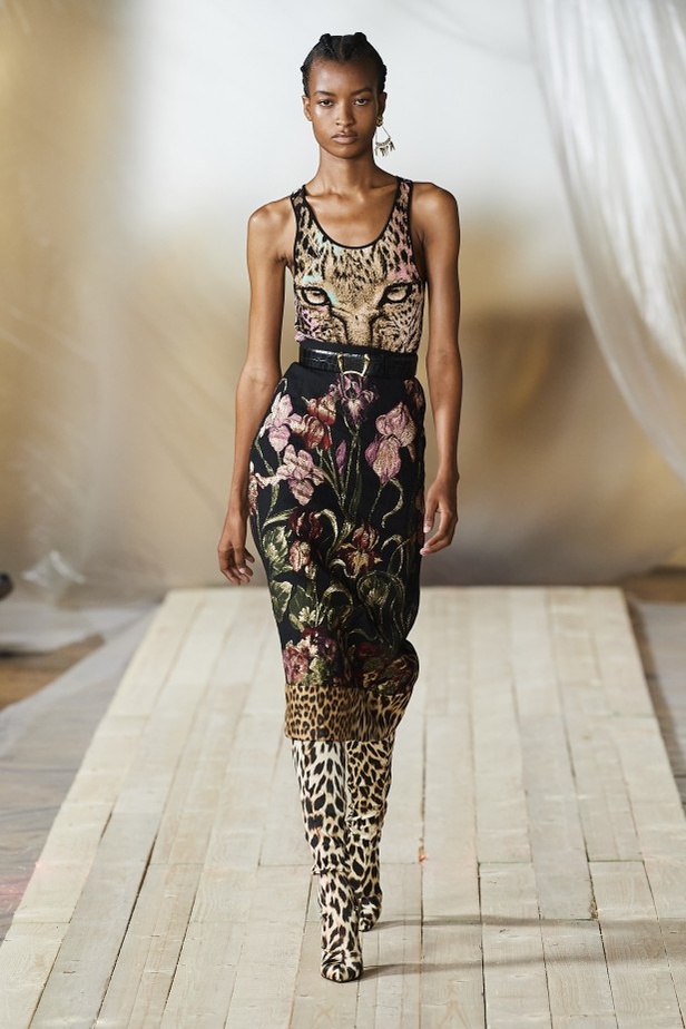 مجموعة ROBERTO CAVALLI لربيع وصيف 2022 من أسبوع الموضة في ميلانو