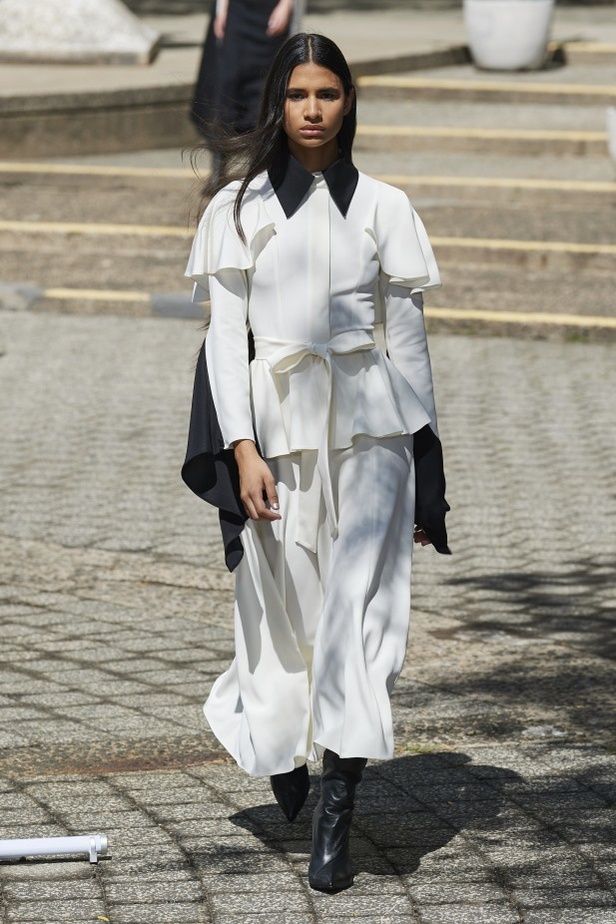 دار Rodarte تجسّد الحرية وروح الغرب في مجموعة ربيع وصيف 2022