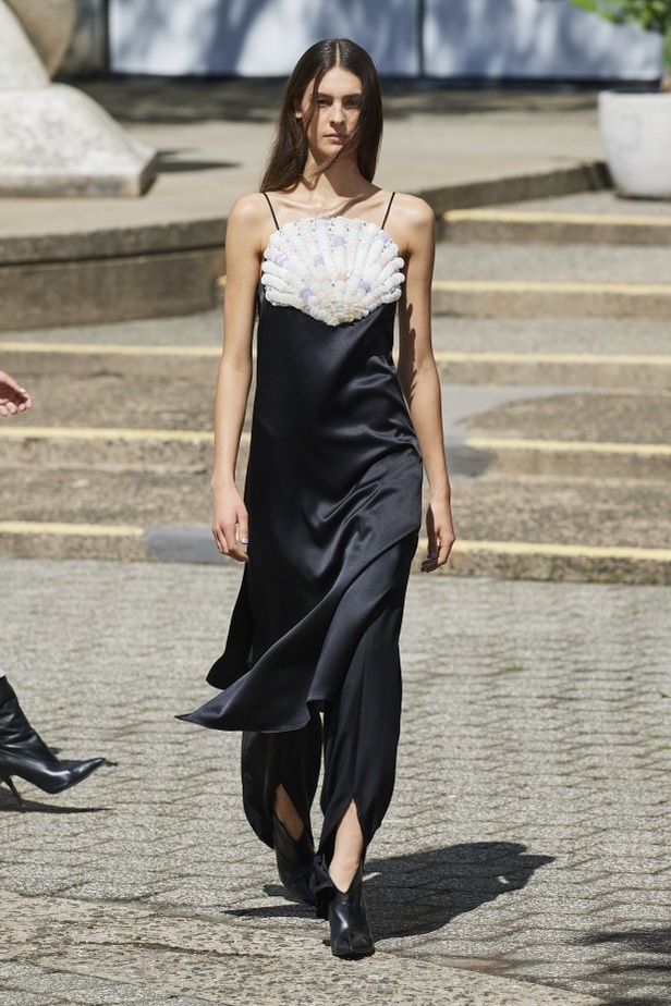 دار Rodarte تجسّد الحرية وروح الغرب في مجموعة ربيع وصيف 2022