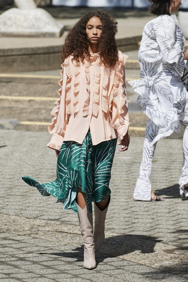 دار Rodarte تجسّد الحرية وروح الغرب في مجموعة ربيع وصيف 2022