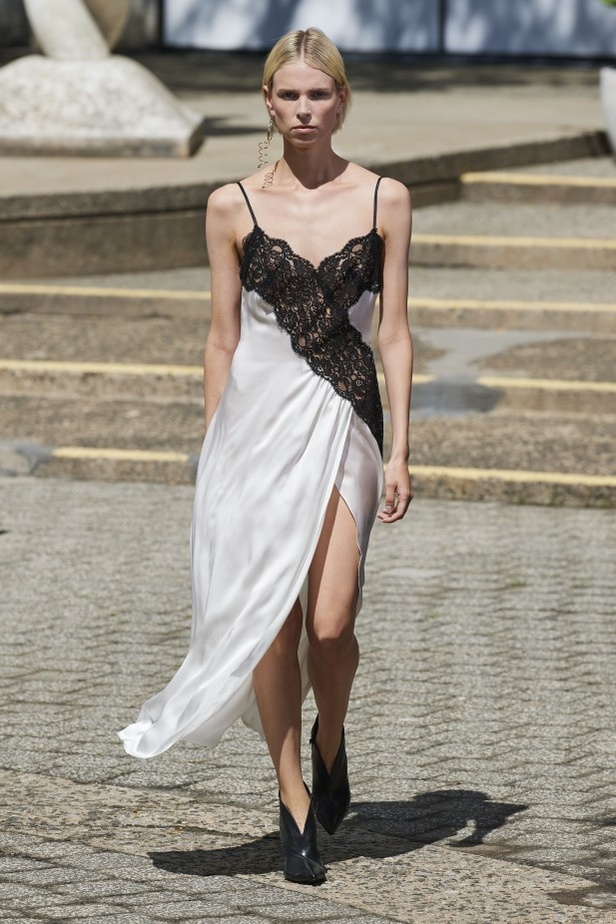 دار Rodarte تجسّد الحرية وروح الغرب في مجموعة ربيع وصيف 2022