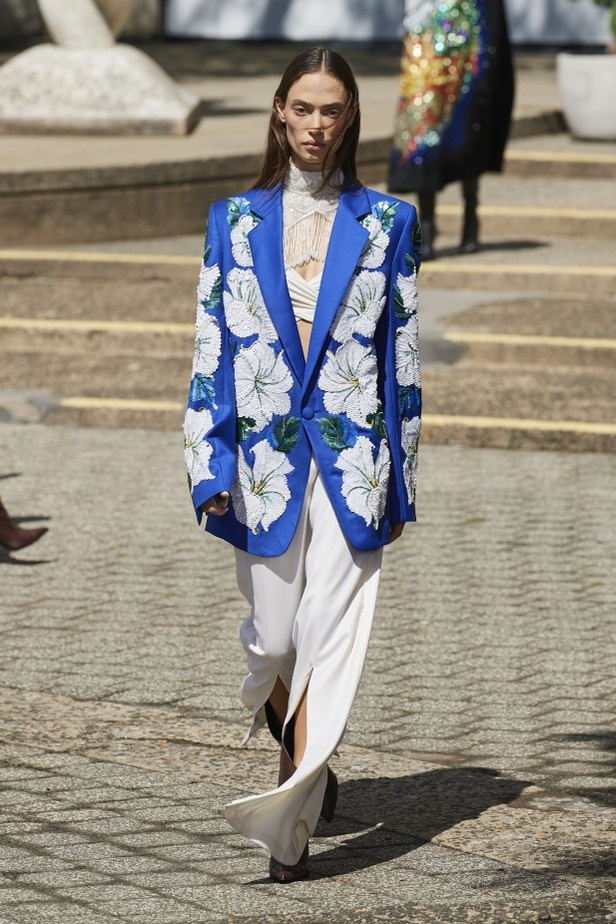 دار Rodarte تجسّد الحرية وروح الغرب في مجموعة ربيع وصيف 2022