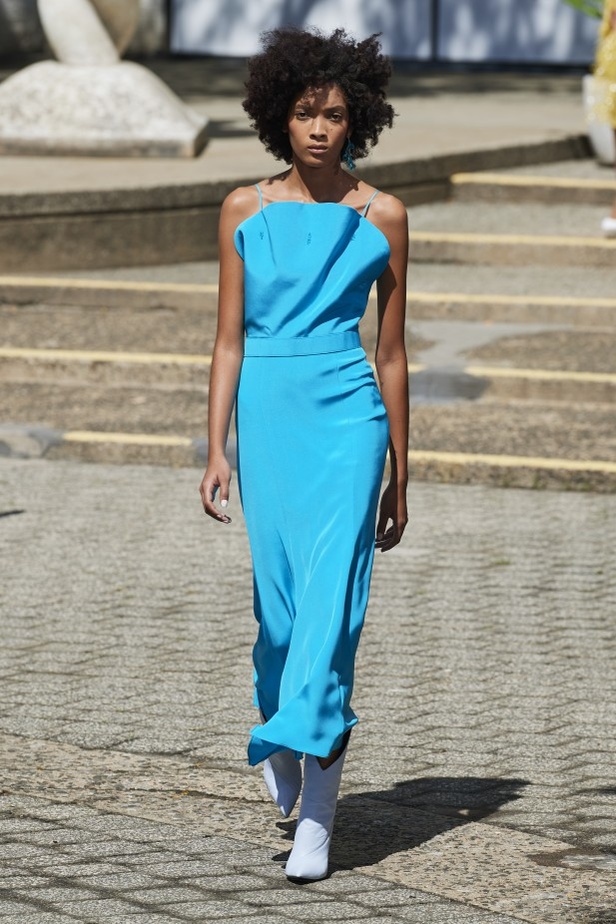 دار Rodarte تجسّد الحرية وروح الغرب في مجموعة ربيع وصيف 2022