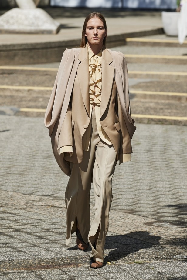 دار Rodarte تجسّد الحرية وروح الغرب في مجموعة ربيع وصيف 2022