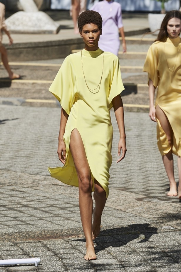 دار Rodarte تجسّد الحرية وروح الغرب في مجموعة ربيع وصيف 2022